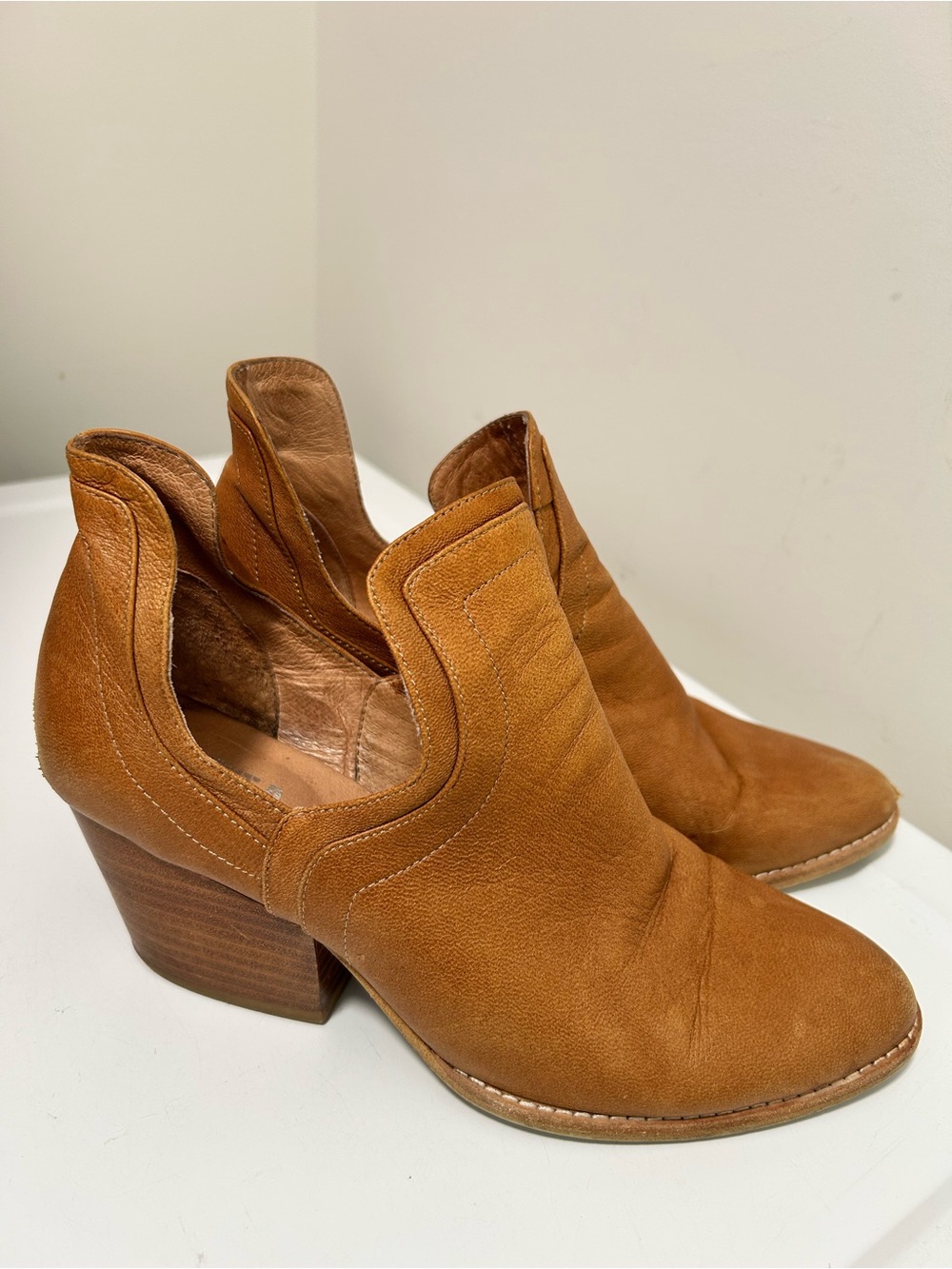 Silent D Winifred Side Cut Booties Tan Size 9 US 40 EU